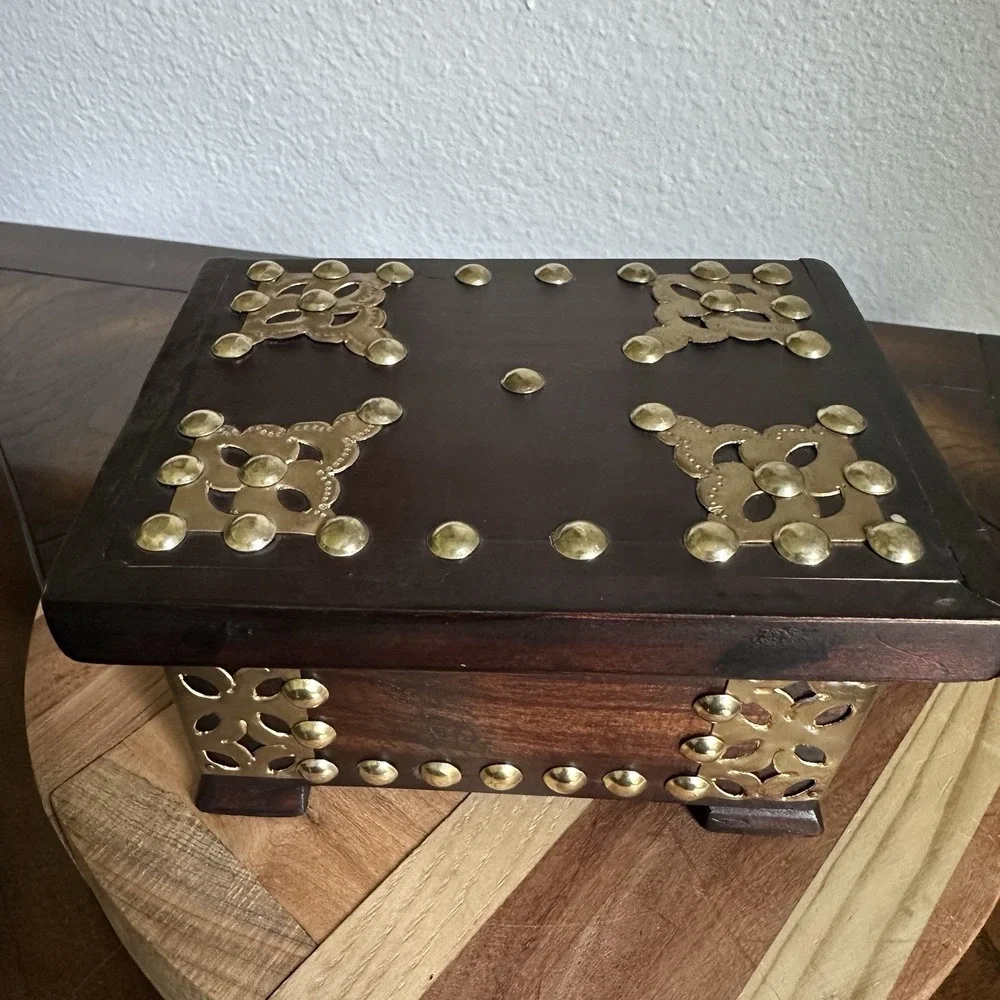 Vintage Keepsake‎ Trinket Box 6x4.5 Inch Solid Wood Brass Accents Studs Ornate